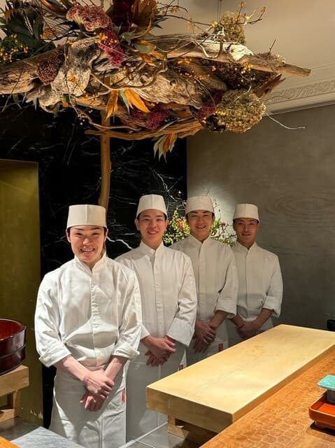 HATSUNEZUSHI: Theatralisches Edo-mae Sushi Omakase