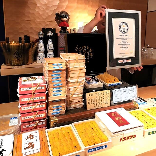 Sushi Takamitsu: Theatralisches Omakase mit erstklassigem Uni