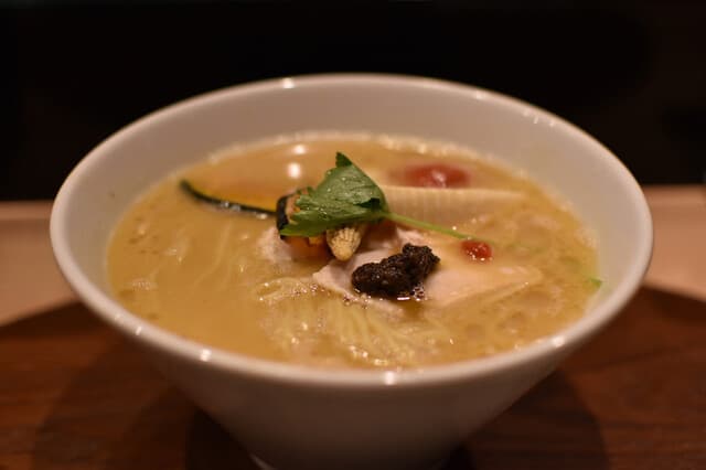 Ginza Kagari Honten: raffinierter Chicken-Paitan-Ramen