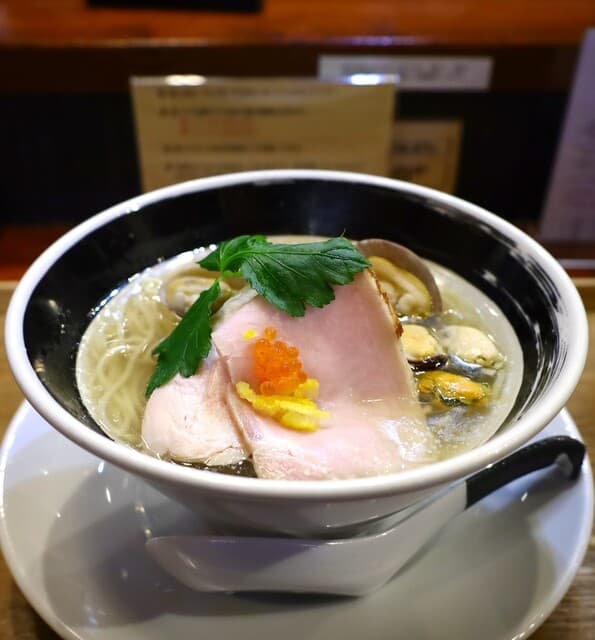 SOBA-Shiro Kuro: raffinierte Shio-Ramen mit Muscheln