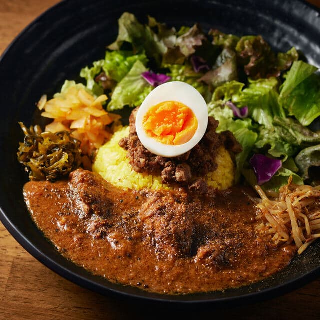 SPICY CURRY Roka: Kreatives Curry und taiwanesischer Schweinebauch auf Reis