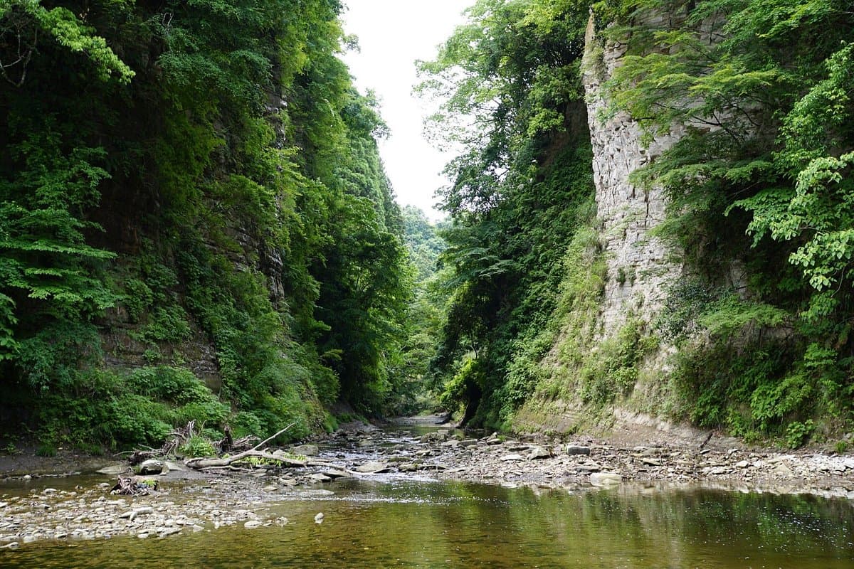 Überreste des Kobundo-Tunnels