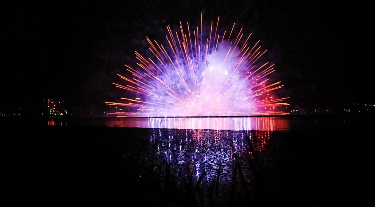 Feuerwerk am Suwa-See
