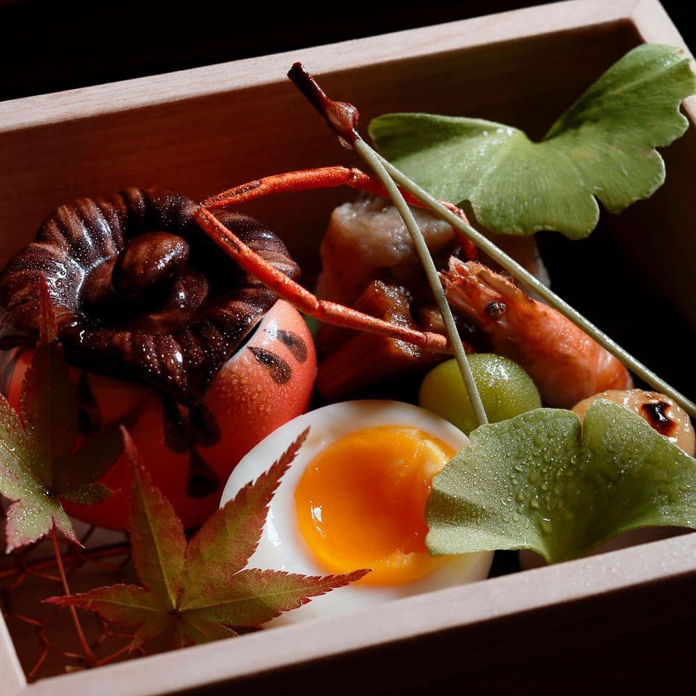 Higashiyama Yoshihisa: Theatralisches Omakase am Tresen